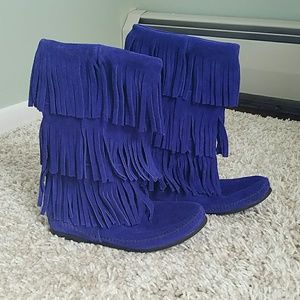 Minnetonka blueberry fringe boots